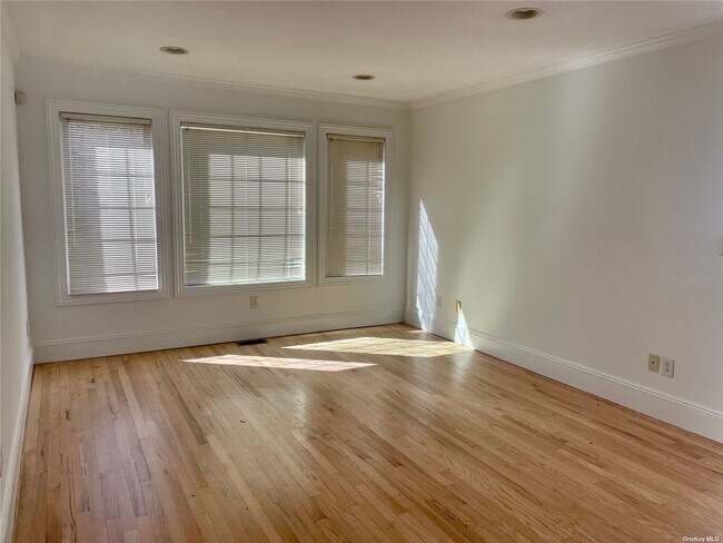 66 Sagamore Hill Dr in Port Washington, NY - Building Photo - Building Photo