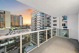 2301 Collins Ave, Unit 1004 in Miami Beach, FL - Building Photo - Building Photo