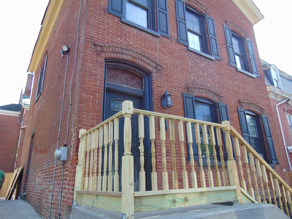 212 Union St in Poughkeepsie, NY - Building Photo