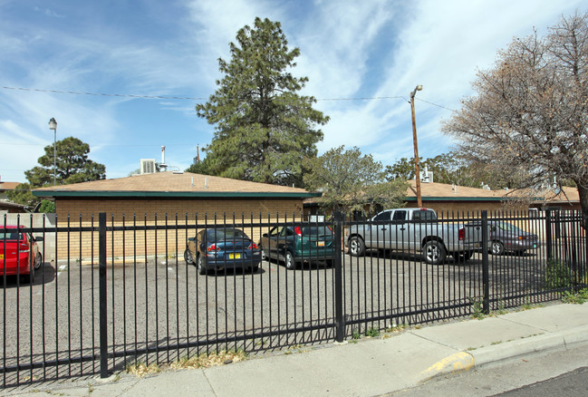 525-529 Palomas Dr SE in Albuquerque, NM - Building Photo - Building Photo