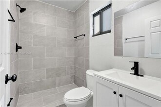 2420 NW 6th Ct in Pompano Beach, FL - Foto de edificio - Building Photo