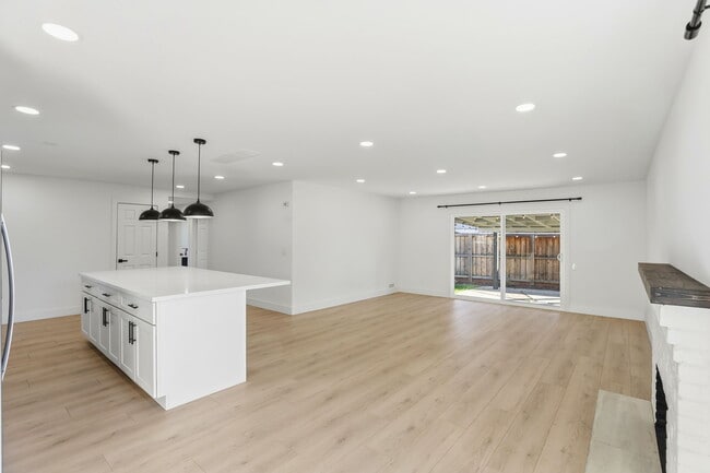 6877 Buena Terra Way in Sacramento, CA - Foto de edificio - Building Photo