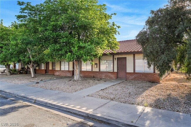 1611 E Harmon Ave in Las Vegas, NV - Building Photo - Building Photo