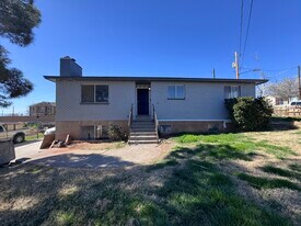 374 Village Way in Washington, UT - Building Photo