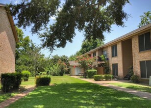 Park Plaza in Alvin, TX - Building Photo - Building Photo