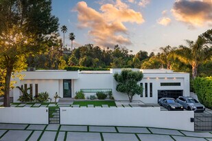 20141 Wells Dr in Woodland Hills, CA - Building Photo