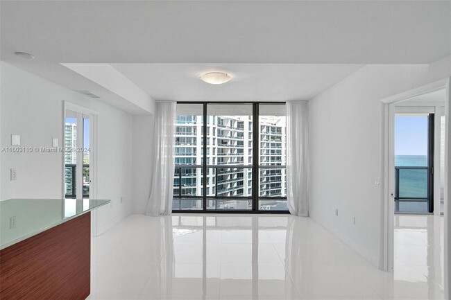 5875 Collins Ave, Unit 1803 in Miami, FL - Foto de edificio - Building Photo