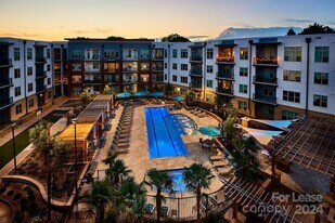 345 Sharon Twp Ln, Unit A1 in Charlotte, NC - Building Photo