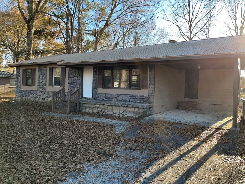 2027 Kay Dr SW in Jacksonville, AL - Building Photo