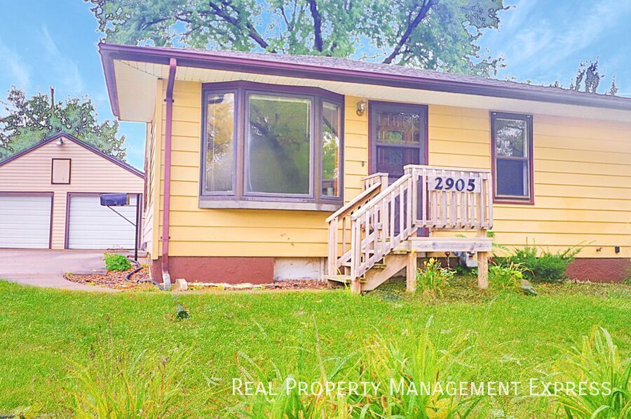 3 Bed Home w/ Large Garage in Sioux Falls, SD - Building Photo