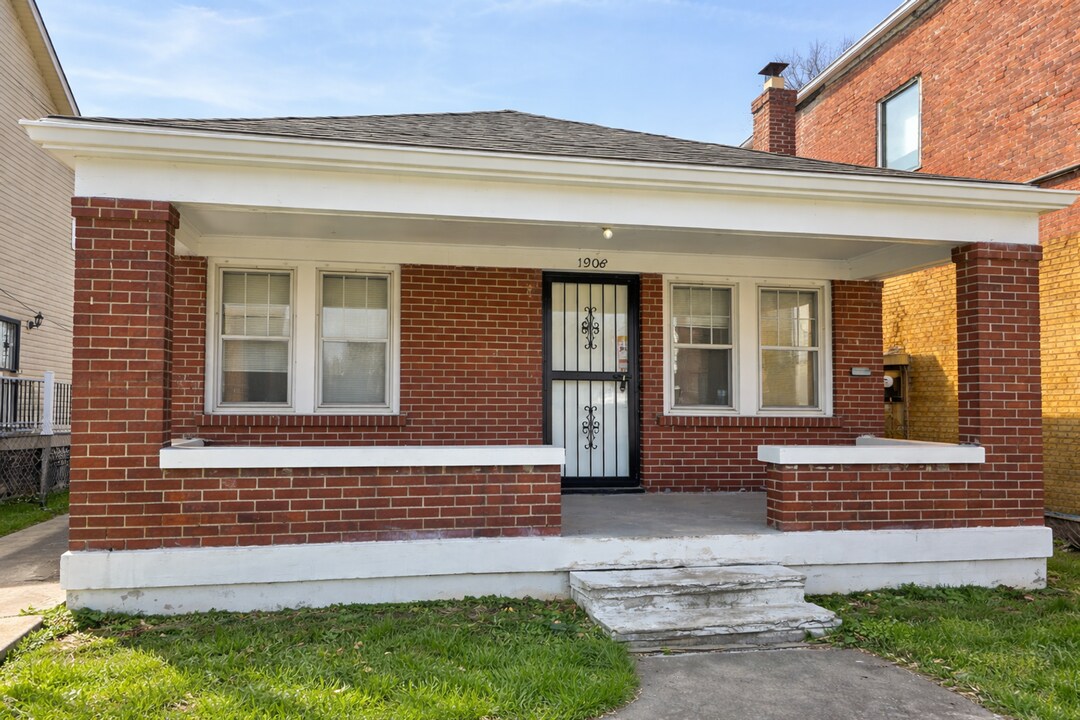 1908 W Market St in Louisville, KY - Building Photo
