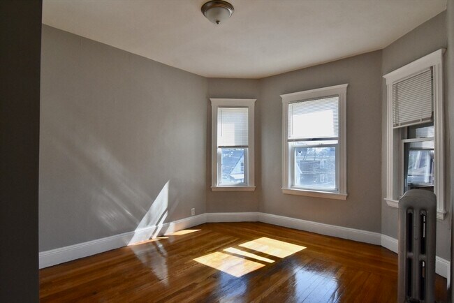 105 Evans St, Unit 3 in Boston, MA - Building Photo - Building Photo