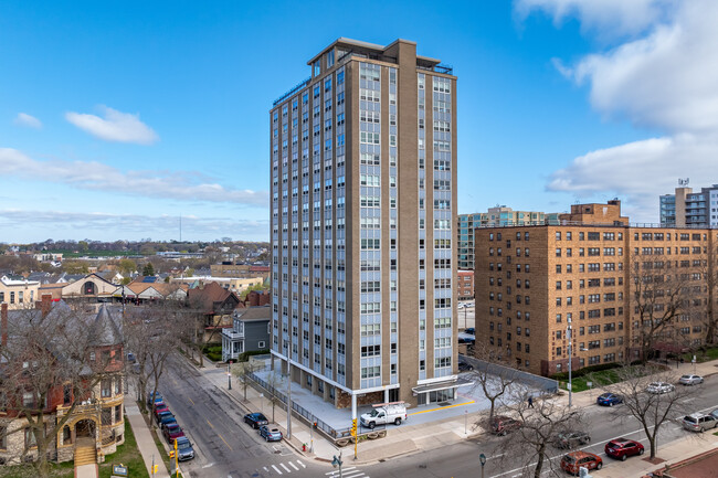 Edgewater Terrace in Milwaukee, WI - Building Photo - Building Photo