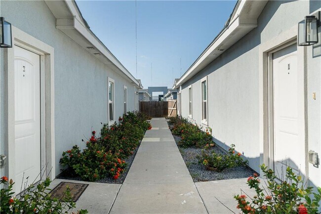 405 W Rutherford Ave-Unit -3 in Edinburg, TX - Foto de edificio - Building Photo
