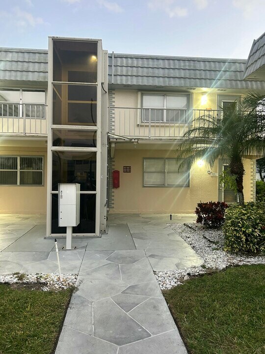 446 Brittany Dr in Delray Beach, FL - Building Photo