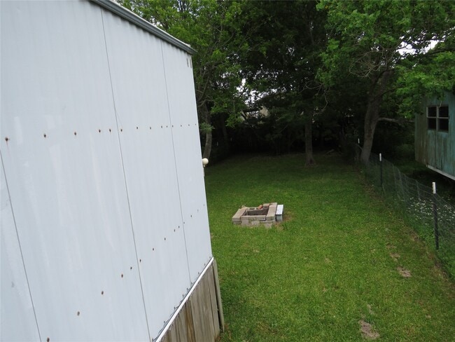 735 5th St in San Leon, TX - Foto de edificio - Building Photo