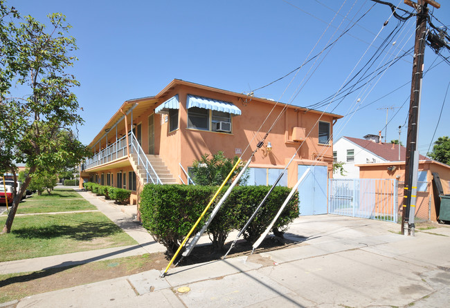 445 W 15th St in Long Beach, CA - Foto de edificio - Building Photo