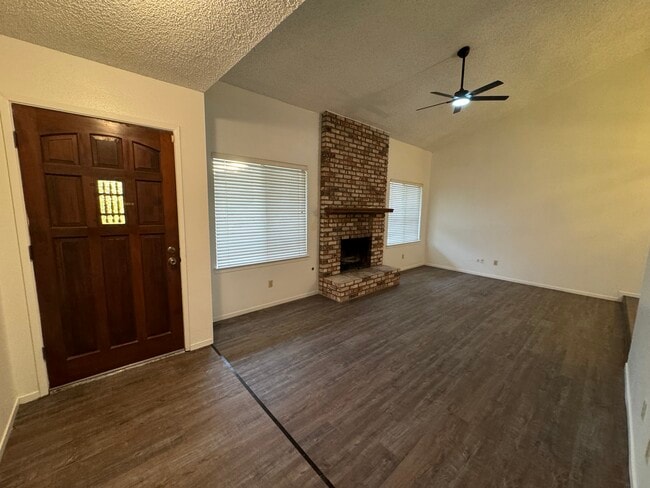 1819 S Cindy Ct in Visalia, CA - Building Photo - Building Photo