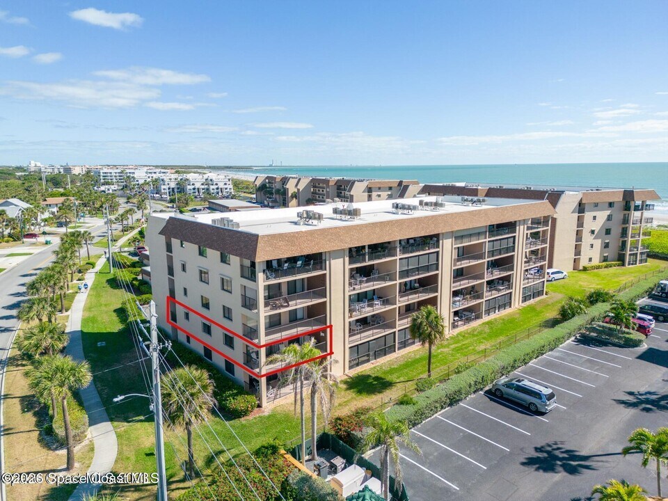 8494 Ridgewood Ave in Cape Canaveral, FL - Foto de edificio