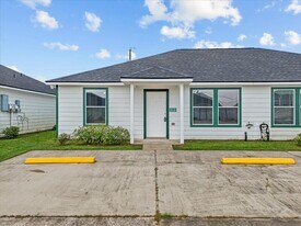 2135 Aruba Calle in Dickinson, TX - Building Photo