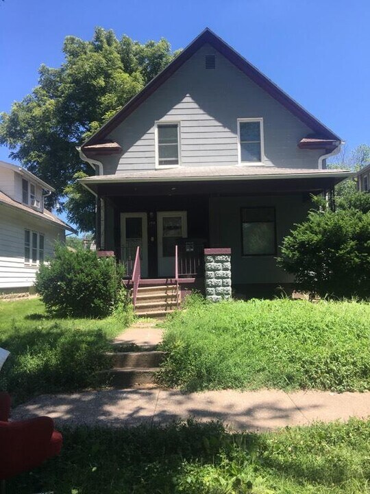 1918 15th St in Moline, IL - Building Photo
