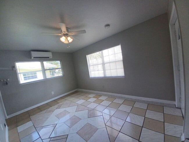 4970 Vincennes St in Cape Coral, FL - Foto de edificio - Building Photo