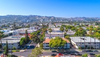 8355 Rosewood Ave in Los Angeles, CA - Foto de edificio - Building Photo