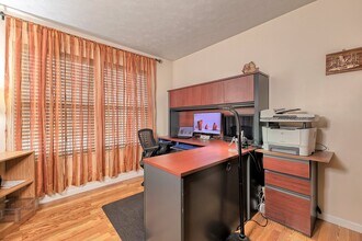 304 Chanticleer Cir in New Stanton, PA - Foto de edificio - Building Photo