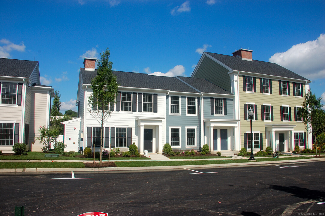 3 Birch Drive in Stamford, CT - Building Photo