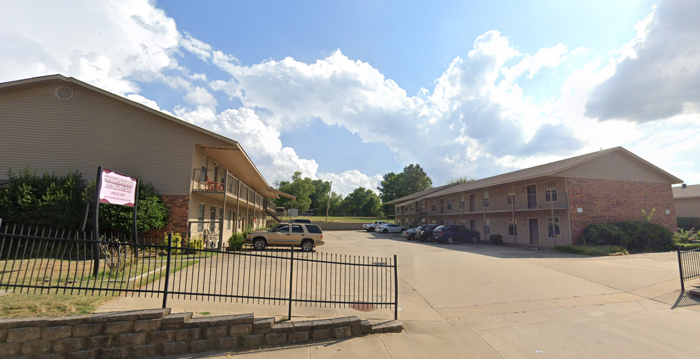 Cottonwood Apartments in Fort Smith, AR - Building Photo