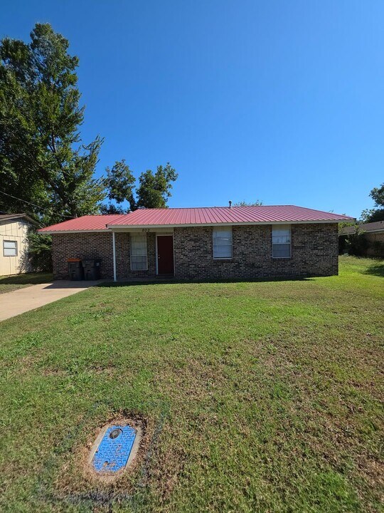 802 N Boston Ave in Russellville, AR - Building Photo
