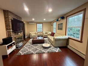 34 Hitching Post Ln in Bedford, NH - Building Photo - Building Photo