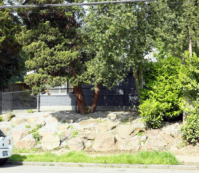 Magnolia 5 Unit in Seattle, WA - Building Photo - Building Photo