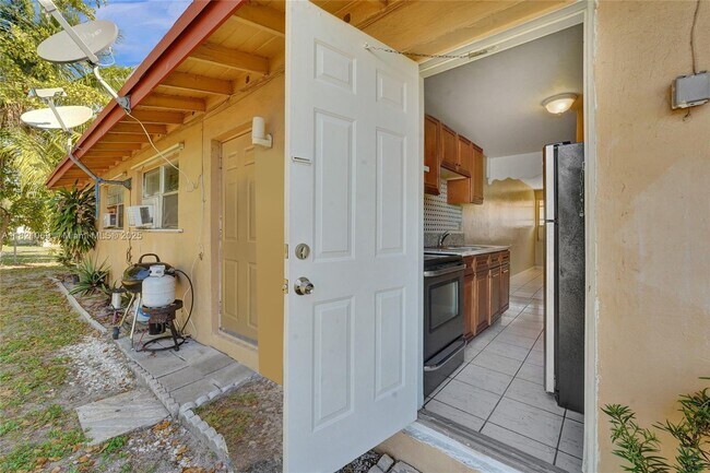 5797 Flagler St-Unit -2 in Hollywood, FL - Building Photo - Building Photo