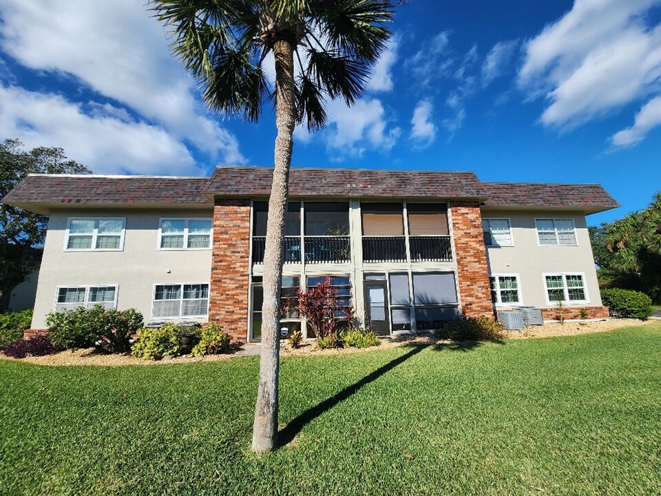 3800 Saxon Dr in New Smyrna Beach, FL - Building Photo