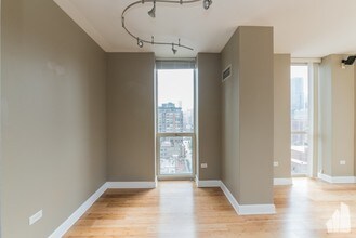 645 N Kingsbury St-Unit -1708B in Chicago, IL - Building Photo - Building Photo