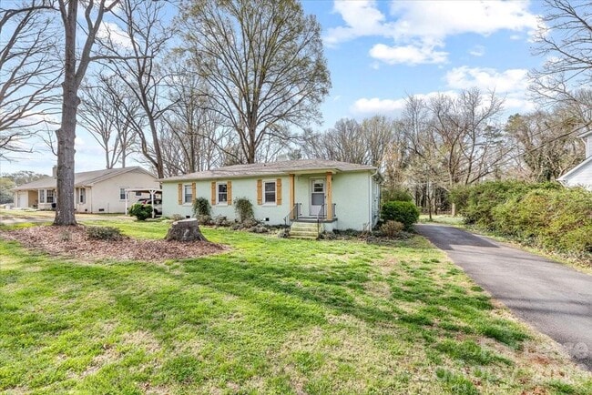 5711 Oak Dr in Charlotte, NC - Building Photo - Building Photo