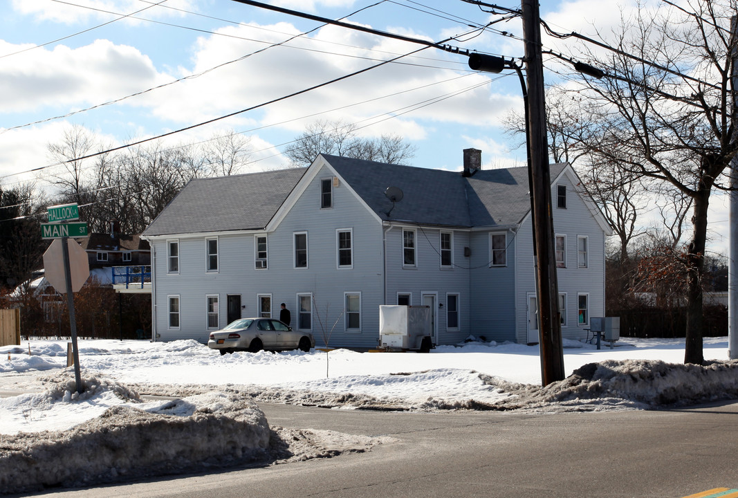 284 Main St in Center Moriches, NY - Building Photo