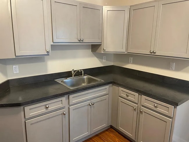 4 Willoughby St, Unit 1st floor in Bristol, CT - Foto de edificio - Building Photo