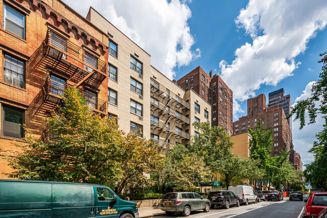 345 E 54th St in New York, NY - Foto de edificio - Building Photo