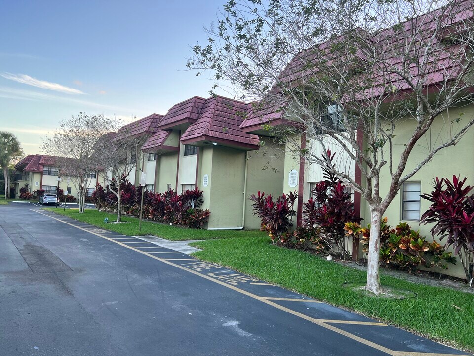 3292 NW 104th Ave, Unit 3292 in Coral Springs, FL - Building Photo