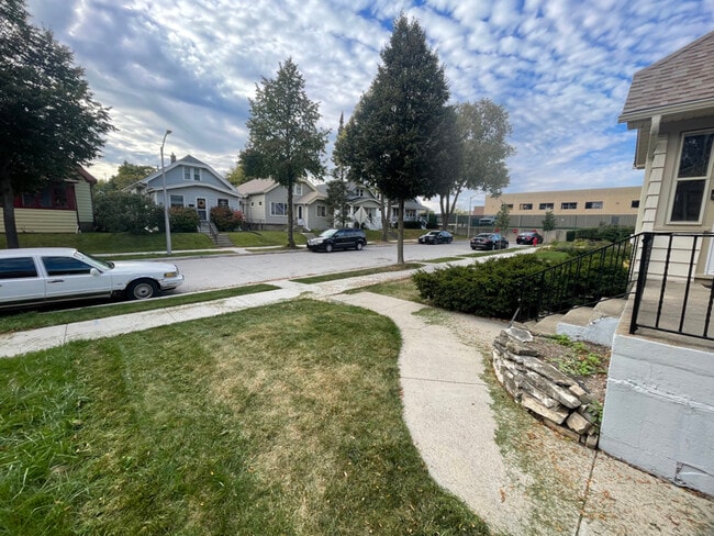 964 S 61st St in West Allis, WI - Foto de edificio - Building Photo