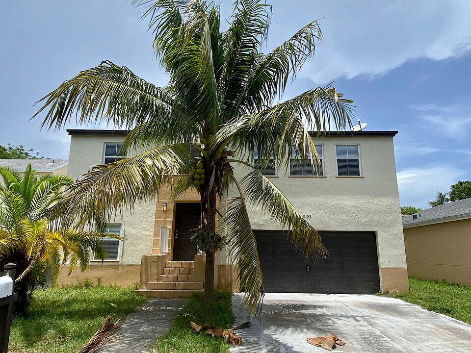 12001 SW 274th St in Homestead, FL - Building Photo