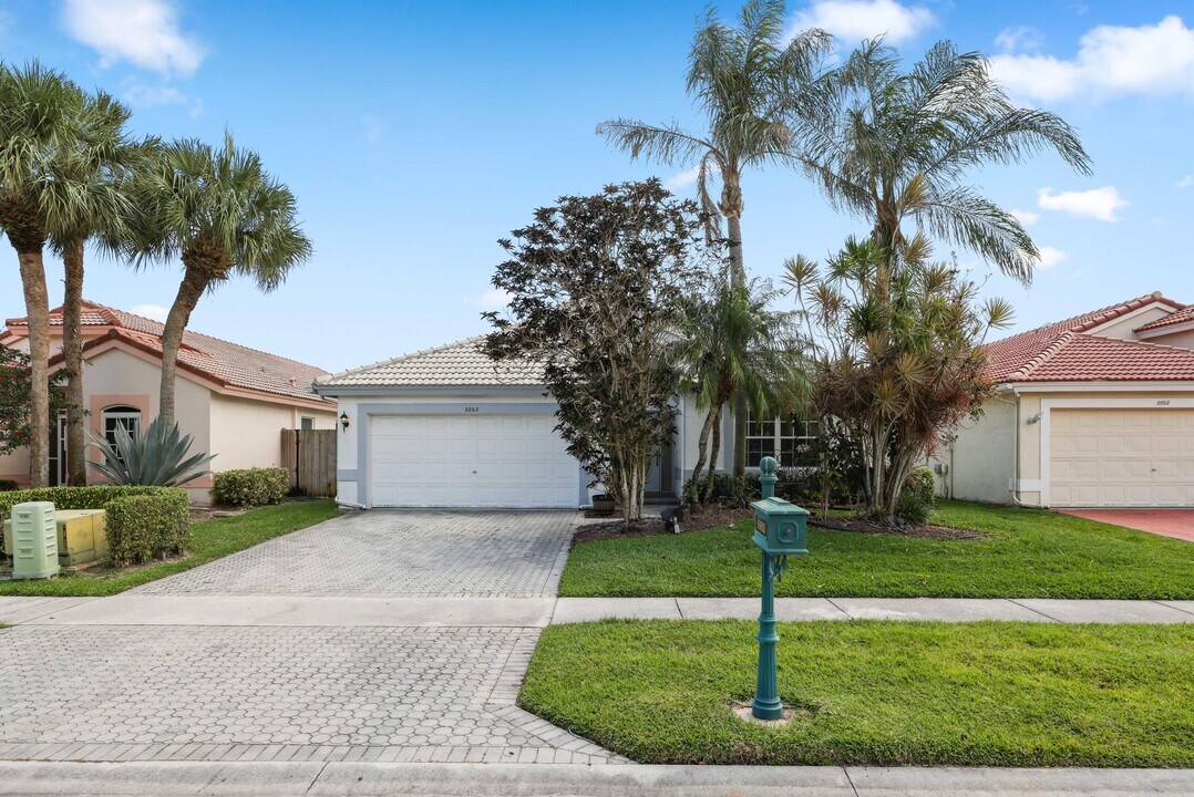 8862 Thames River Dr in Boca Raton, FL - Building Photo