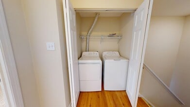 1322 Luzzo Ct in Pittsburgh, PA - Foto de edificio - Building Photo