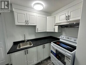 65 Periwinkle Way in Guelph, ON - Building Photo - Building Photo