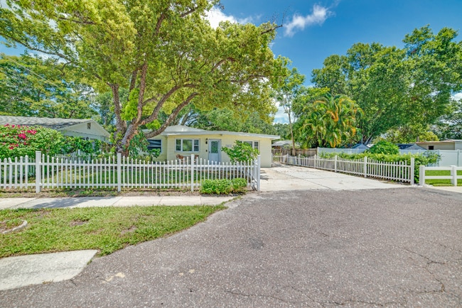 4413 W Rogers Ave in Tampa, FL - Foto de edificio - Building Photo