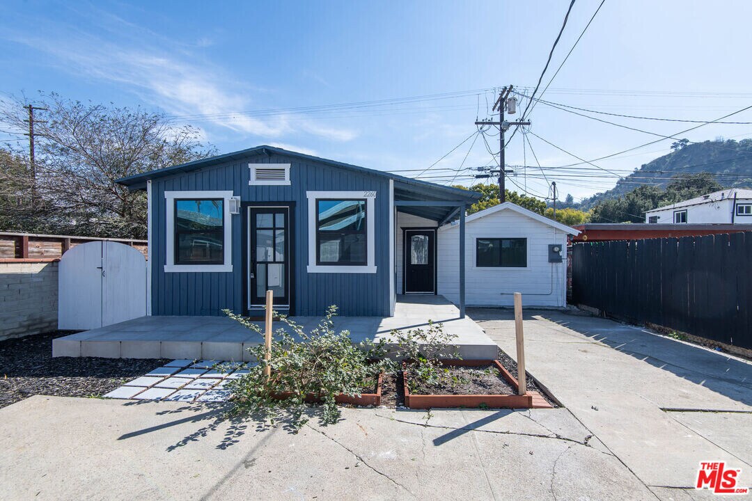2260 Riverdale Ave in Los Angeles, CA - Building Photo