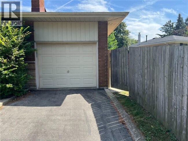 3 Cambria Ct in Hamilton, ON - Building Photo - Building Photo