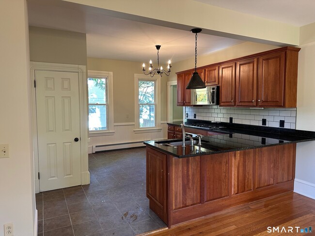 380 N Main St in Suffield, CT - Building Photo - Building Photo